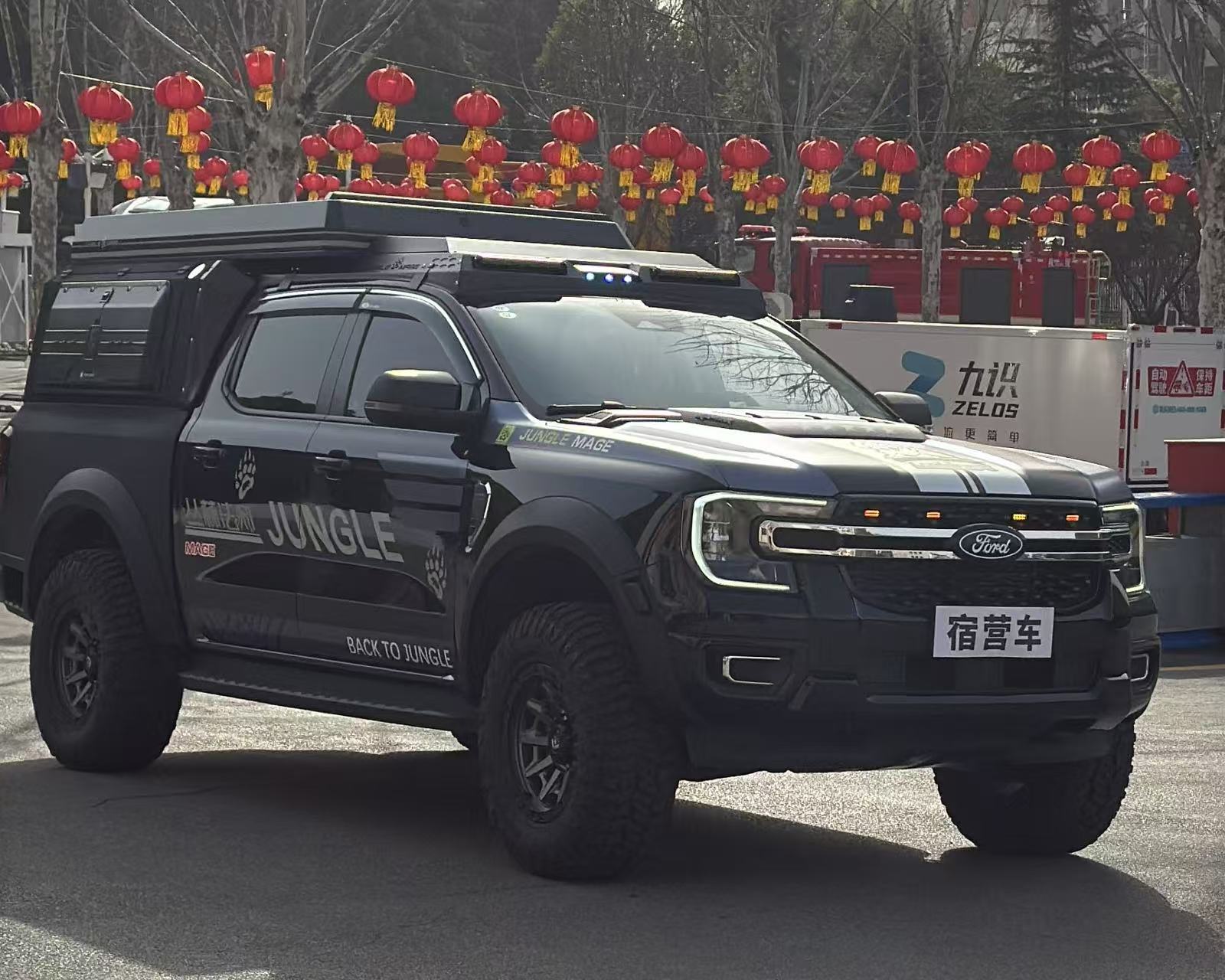 震序公司攜正遠牌釣魚宿營車及前突皮卡車兩款車型亮相十堰市“新春第一會”